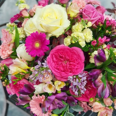 Большой эффектный букет из гербер, альстромерий и лизиантуса