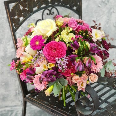 Большой эффектный букет из гербер, альстромерий и лизиантуса