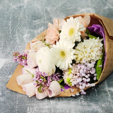 Нежный букет из ранункулюса, сирени и гербер