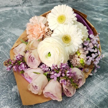 Нежный букет из ранункулюса, сирени и гербер