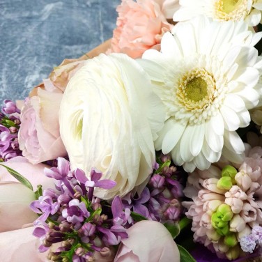 Нежный букет из ранункулюса, сирени и гербер