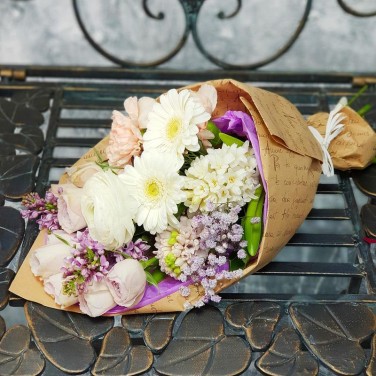 Нежный букет из ранункулюса, сирени и гербер