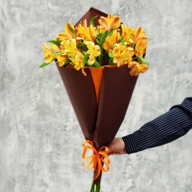 Оранжевый букет из альстромерии в упаковке