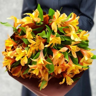 Оранжевый букет из альстромерии в упаковке
