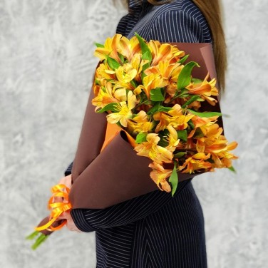 Оранжевый букет из альстромерии в упаковке