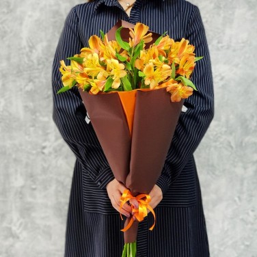 Оранжевый букет из альстромерии в упаковке