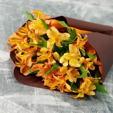 Оранжевый букет из альстромерии в упаковке