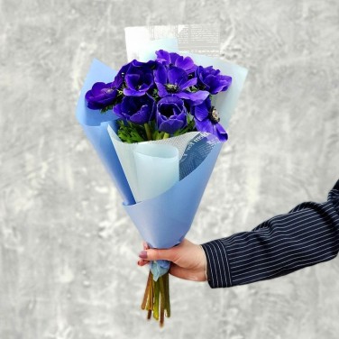 Букет из 9 синих анемонов