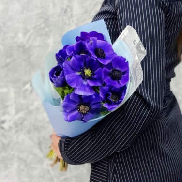 Букет из 9 синих анемонов