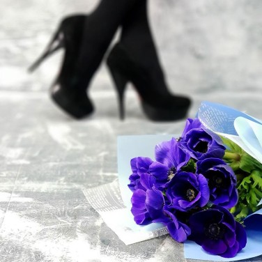 Букет из 9 синих анемонов