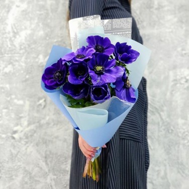 Букет из 9 синих анемонов