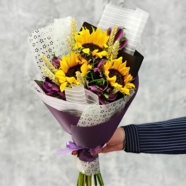 Подсолнухи в букете с пшеницей