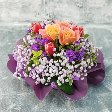 Композиция из роз, тюльпанов и гипсофилы