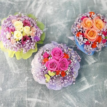 Композиция из роз, тюльпанов и гипсофилы