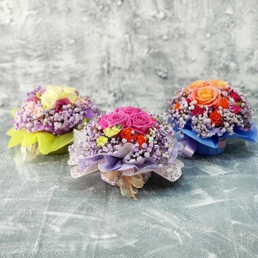 Композиция с коралловыми розами и гипсофилой