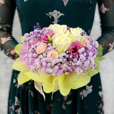 Композиция из роз, лизиантуса и гипсофилы