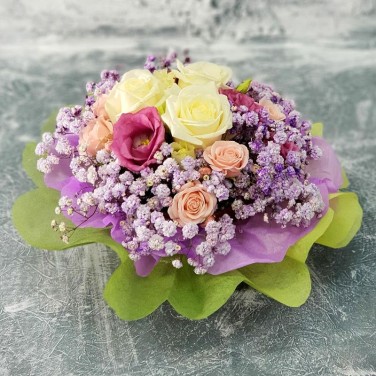 Композиция из роз, лизиантуса и гипсофилы