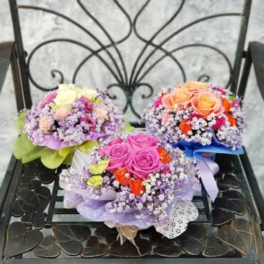 Композиция из роз, лизиантуса и гипсофилы