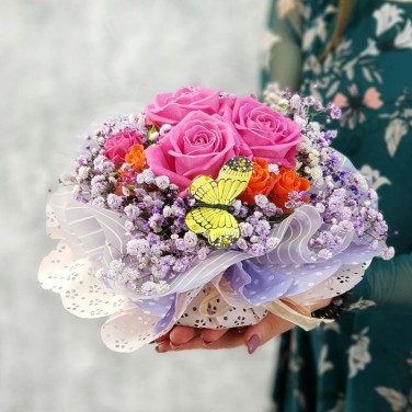 Композиция из розовых роз и гипсофиллы