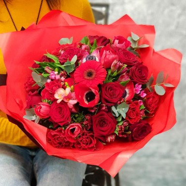 Яркий букет из анемонов и роз Пламенная страсть