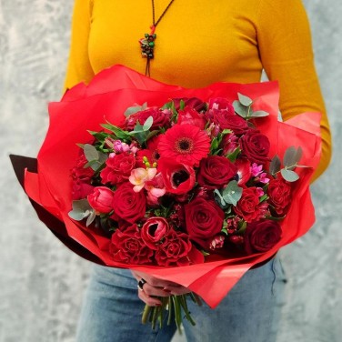 Яркий букет из анемонов и роз Пламенная страсть