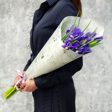 Букет из ирисов в декоративной упаковке