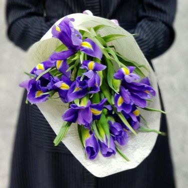 Букет из ирисов в декоративной упаковке