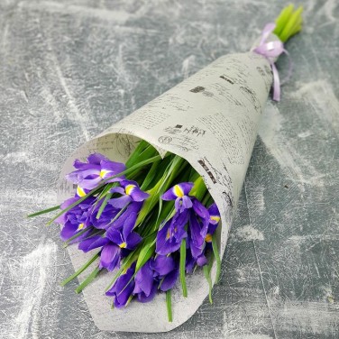 Букет из ирисов в декоративной упаковке