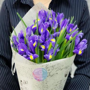 Букет из 15 ирисов в стильной упаковке