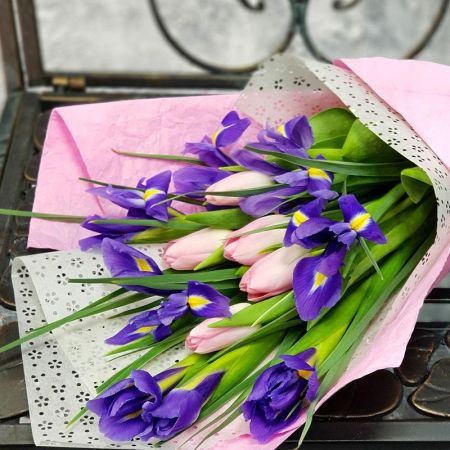 Весенний букет из ирисов и тюльпанов
