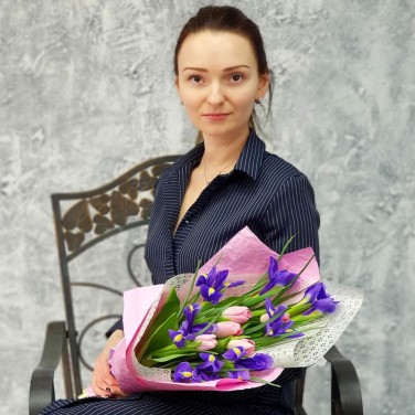 Весенний букет из ирисов и тюльпанов