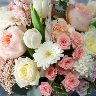 Нежная корзина из пионовидных роз Джульетта