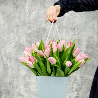Розовые тюльпаны в коробке