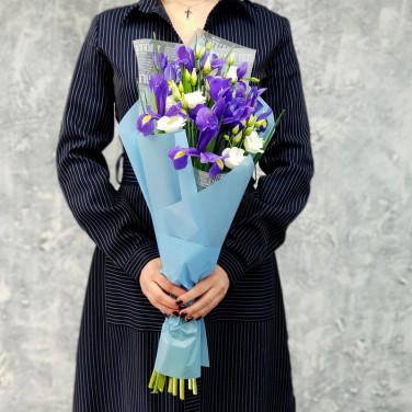 Весенний букет из ирисов и лизиантуса