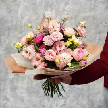 Красивый букет из роз, сирени и лизиантуса Афродита