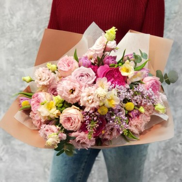 Красивый букет из роз, сирени и лизиантуса Афродита