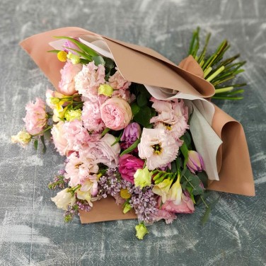 Красивый букет из роз, сирени и лизиантуса Афродита