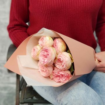 Букет из 7 пионовидных роз в стильной упаковке