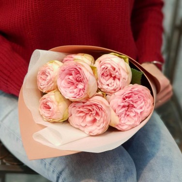 Букет из 7 пионовидных роз в стильной упаковке