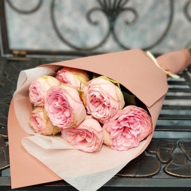 Букет из 7 пионовидных роз в стильной упаковке