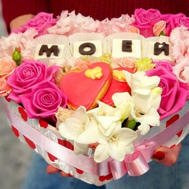 Композиция для влюбленных с шоколадными буквами