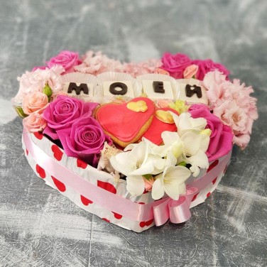 Композиция для влюбленных с шоколадными буквами