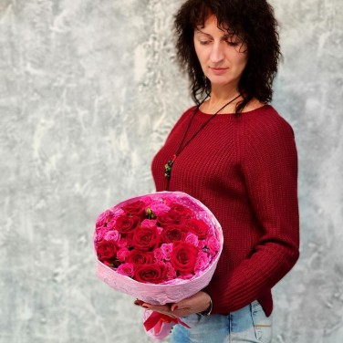 Яркий букет из красных и малиновых роз