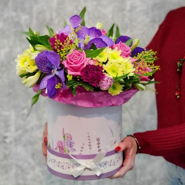 Яркая коробка с розами и орхидеей ванда