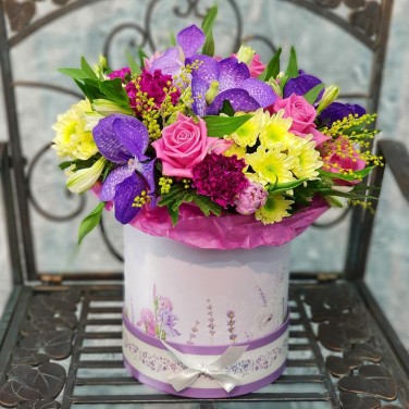 Яркая коробка с розами и орхидеей ванда