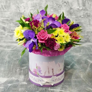 Яркая коробка с розами и орхидеей ванда