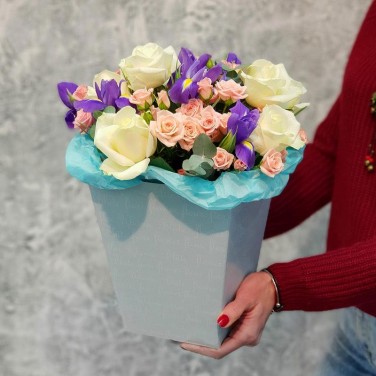Букет из роз и ирисов в коробке