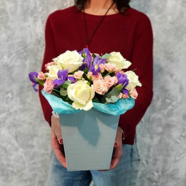 Букет из роз и ирисов в коробке