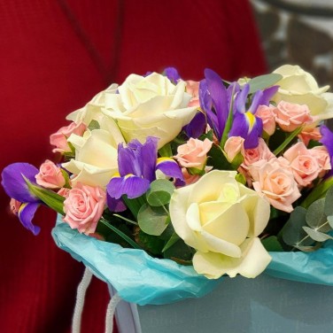 Букет из роз и ирисов в коробке