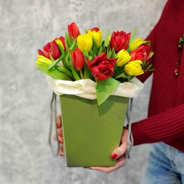 Яркие тюльпаны в коробочке Встреча с ней